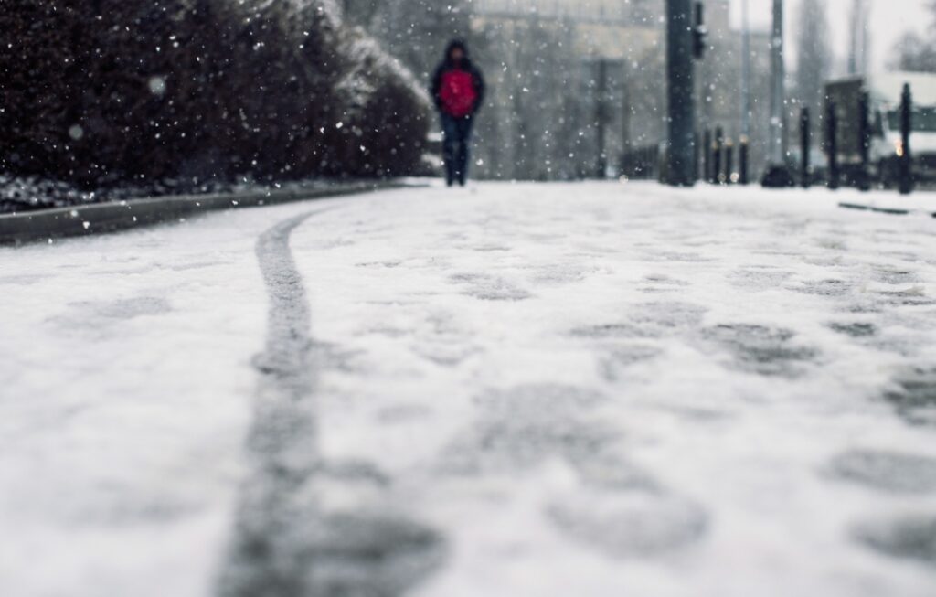 Zima powraca z impetem: mieszkańcy powiatu lublinieckiego zmagają się ze wzmożonymi opadami śniegu